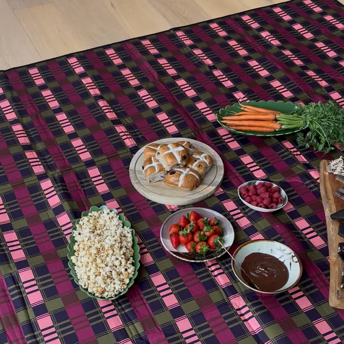 Picnic Mat Crimson Nights - Image 4