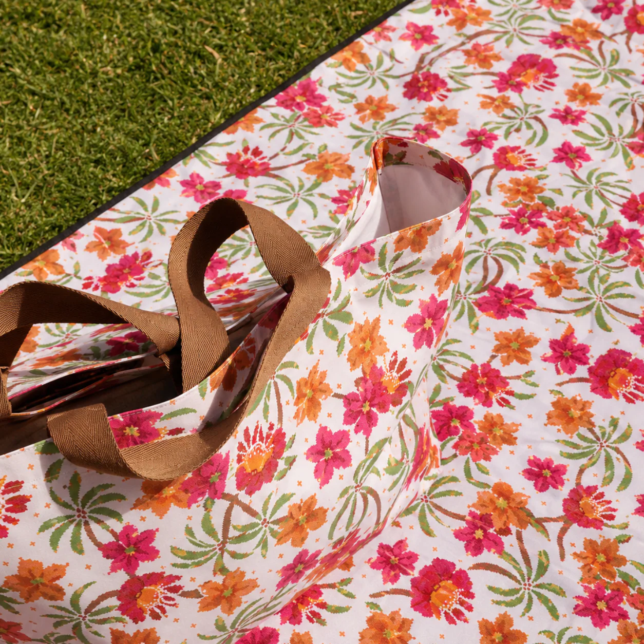 Beach Bag Hibiscus Retreat - Image 3
